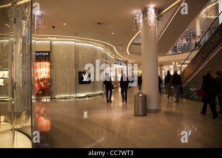 La section shopping de luxe 'Village' à Westfield Mall à Shepherds Bush - Londres Banque D'Images