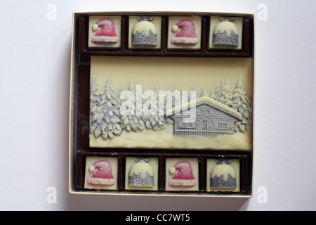 Choconchoc chocolat belge blanc de luxe décorées avec des articles de Noël et des paillettes en chocolat fait maison boîte décorée isolated on white Banque D'Images