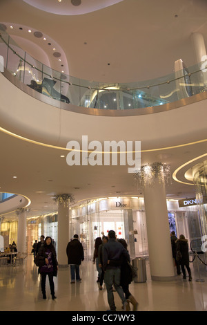 La section shopping de luxe 'Village' à Westfield Mall à Shepherds Bush - Londres Banque D'Images