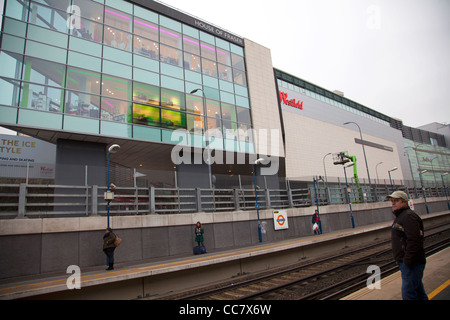 Gare aux côtés de Westfield Shopping Mall Banque D'Images