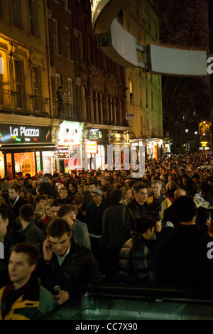 La foule sortant de la station de métro Embankment le soir du Réveillon Banque D'Images