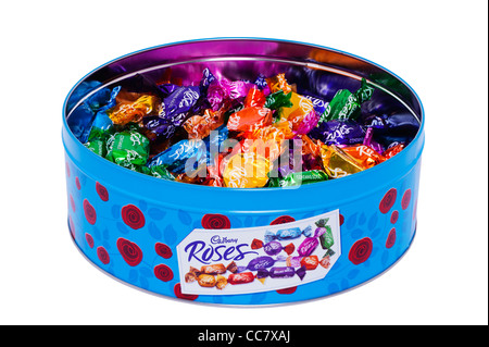 Une boîte de chocolats assortis Cadbury roses sur fond blanc Banque D'Images