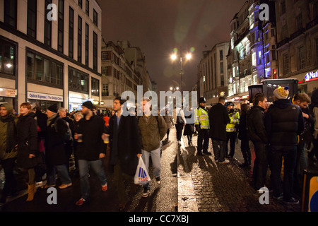 Les fêtards du Nouvel An sur le Strand - London UK Banque D'Images