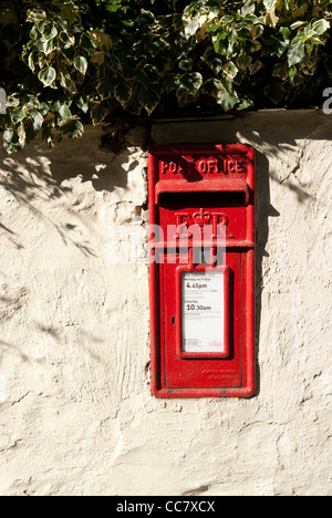 La boîte aux lettres intégrée dans un mur. Banque D'Images