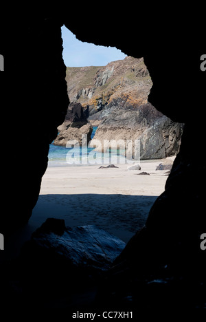 La plage de Kynance Cove Cornwall, UK. Vue à travers un trou dans le rocher. Banque D'Images