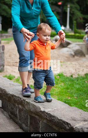 La mère et le fils marche sur mur de pierre, Washington Park, Portland, Oregon, USA Banque D'Images