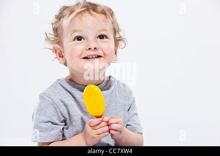 Portrait of Boy Holding Ice Cream Traiter Banque D'Images