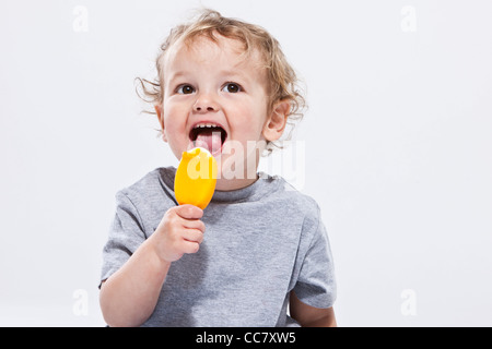 Portrait of Boy Eating Ice Cream Traiter Banque D'Images