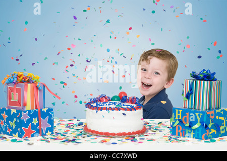 Jeune garçon avec gâteau d'anniversaire et présente Banque D'Images