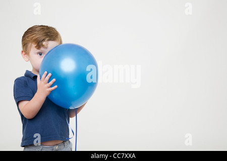 Jeune garçon jouant avec Balloon Banque D'Images