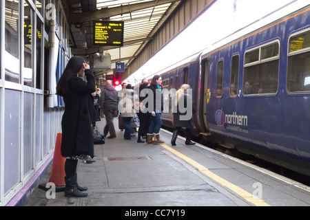 14 plate-forme à la gare Piccadilly de Manchester avec les passagers en attente Banque D'Images