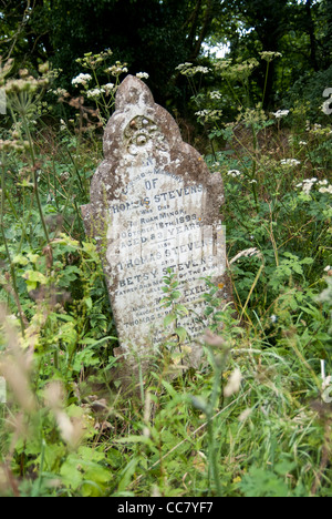 Pierre tombale dans le cimetière d'une église en ruine, à Cornwall, en Angleterre. Banque D'Images