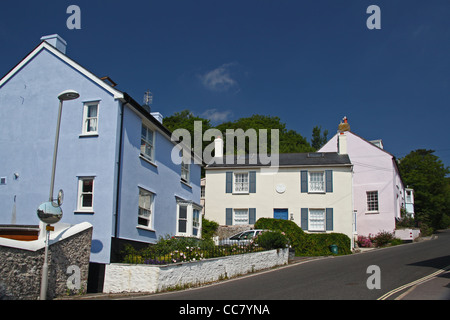 Chalets colorés sur la colline menant à la Harbour à Lyme Regis, dans le Dorset, Angleterre, RU Banque D'Images