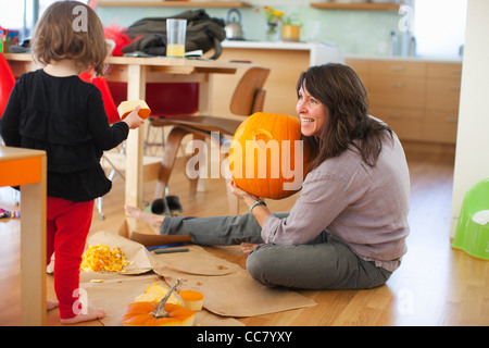 Mère et fille Pumpkin Carving, Portland, comté de Multnomah, Oregon, USA Banque D'Images