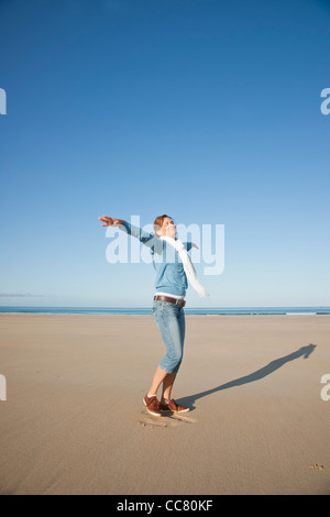 Woman On Beach, Camaret-sur-Mer, Finistère, Bretagne, France Banque D'Images