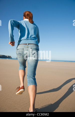 Woman On Beach, Camaret-sur-Mer, Finistère, Bretagne, France Banque D'Images