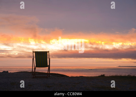 Chair on Beach, Camaret-sur-Mer, Finistère, Bretagne, France Banque D'Images