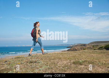 Woman on Beach, Camaret-sur-Mer, Finistère, Bretagne, France Banque D'Images