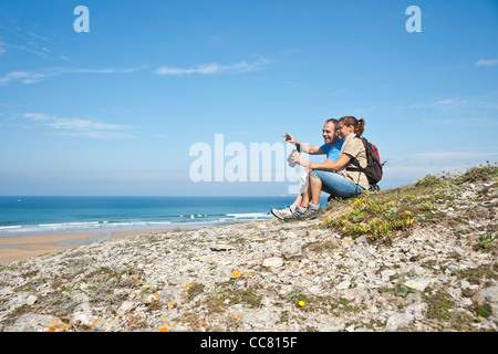 Couple on Beach, Camaret-sur-Mer, Finistère, Bretagne, France Banque D'Images