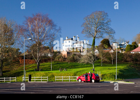 Le propriétaire de la seule voiture au parking vous pouvez chercher de l'argent pour payer et afficher à Lyme Regis, dans le Dorset, Angleterre, RU Banque D'Images