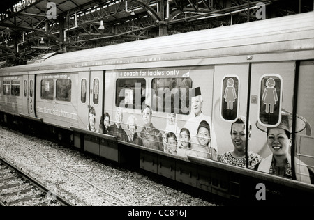 La photographie de voyage - une femme seulement le transport par un train de Malaisie à Kuala Lumpur en Malaisie en Asie du Sud-Est Extrême-Orient. Les transports urbains de sécurité Banque D'Images