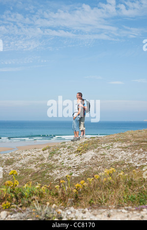 Couple on Beach, Camaret-sur-Mer, Finistère, Bretagne, France Banque D'Images