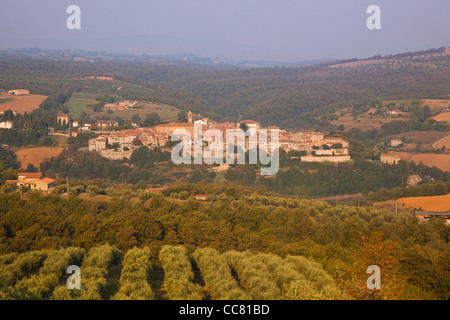 Piegaro, un village perché au milieu du paysage de l'Ombrie rural, Province de Pérouse, Ombrie, Italie Banque D'Images