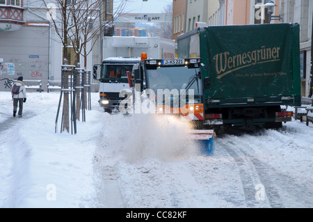 Effacement d'un chasse-neige basse route après l'hiver, Daisy services, Iéna, Thuringe, Allemagne, Europe Banque D'Images