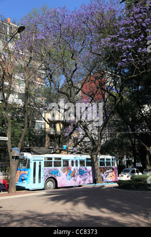 Street art bus, Colonia Condesa, La Condesa, quartier branché, Mexico, Mexique Banque D'Images