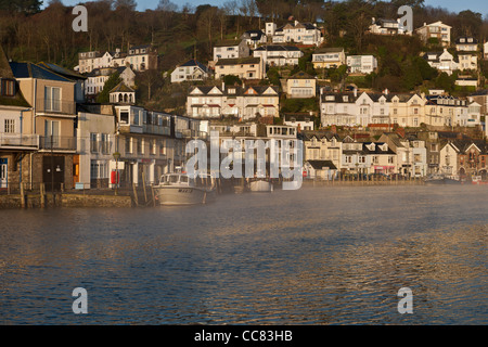 Le port de Looe, MISTY VIEW FROM EAST LOOE À WEST LOOE, Looe, Cornwall, Angleterre, Royaume-Uni Banque D'Images