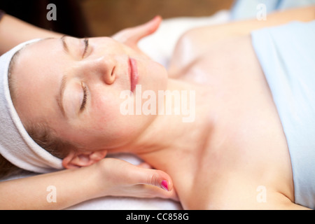 Jeune femme recevant un massage de dos. Banque D'Images