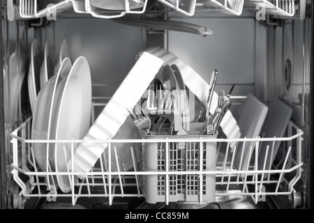 Un lave-vaisselle avec beaucoup de plats et verres Banque D'Images
