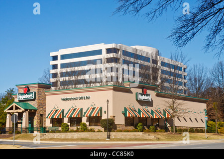 Un restaurant Applebee's neighborhood par un immeuble de bureaux blanc Banque D'Images