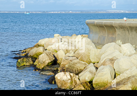Rochers par la digue dans le cadre de la défense de la mer sur la côte à Ryde, Isle of Wight, Angleterre, Royaume-Uni. Banque D'Images