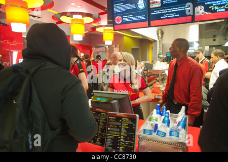 Des centaines d'amateurs de descendre sur le burger nouveau steak 'n Shake restaurant signature à New York Banque D'Images