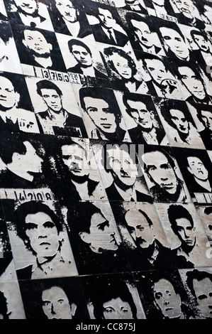 Pièce murale des anciens prisonniers dans une cour à la maison de la terreur, 60 rue Andrassy, Budapest, Hongrie Banque D'Images