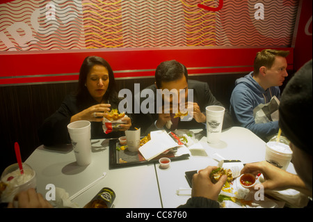 Des centaines d'amateurs de descendre sur le burger nouveau steak 'n Shake restaurant signature à New York Banque D'Images