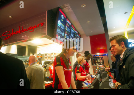 Des centaines d'amateurs de descendre sur le burger nouveau steak 'n Shake restaurant signature à New York Banque D'Images