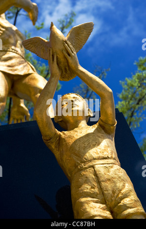 Une statue à l'extérieur de l'Atomic Bomb Museum commémore le bombardement atomique de Nagasaki le 9 août 1945 dans Banque D'Images