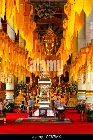 À l'intérieur de Wat Phra Singh, Chiang Mai. La Thaïlande. Banque D'Images