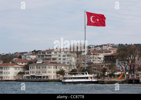 Drapeau turc sur le Bosphore, Istanbul. Banque D'Images