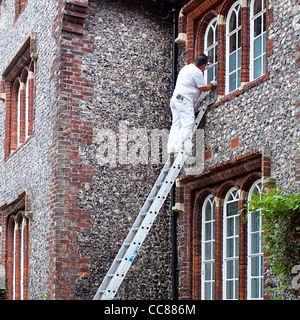 Peintre décorateur workman travaillant sur l'extension de bain Banque D'Images