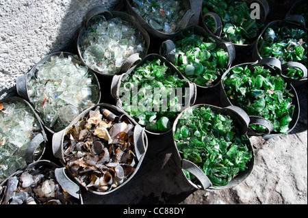 Verre brisé, séparés par la couleur et préparés pour le recyclage en verre soufflé un atelier de céramique et en Cisjordanie. Banque D'Images