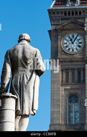 Une des statues de James Watt regarde vers le "Petit Ben" tour de l'horloge sur Chamberlain Square, Birmingham, Angleterre. Banque D'Images