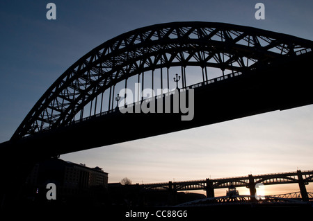 Une vue sur le pont Tyne Newcastle Quayside de, avec le célèbre pont en arc par silhouetté au crépuscule. Banque D'Images
