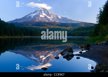 Oregon's Mt Hood derrière le lac Trillium Banque D'Images