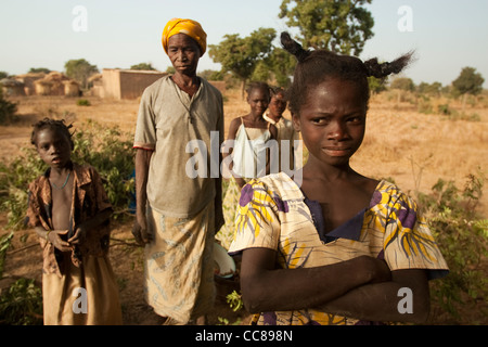 La femme et ses enfants dans un champ sec Burkina Faso Banque D'Images