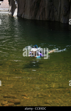 Asian woman nage dans Salome Canyon verseuse en Arizona Banque D'Images