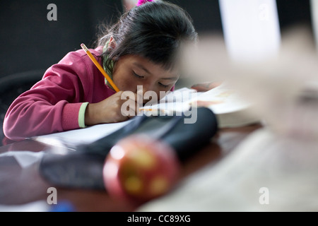 Les études d'un enfant dans une école à Lima, Pérou, Amérique du Sud. Banque D'Images