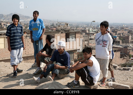 Les membres des gangs à Lima, Pérou, Amérique du Sud. Banque D'Images